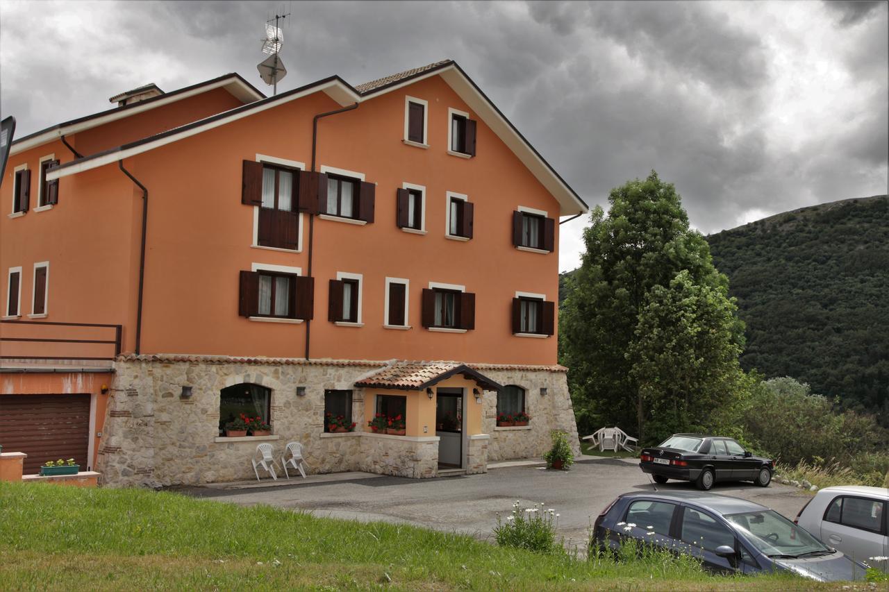Hotel Il Ghiro Овиндоли Екстериор снимка